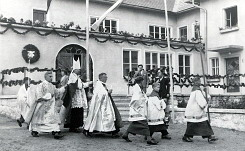 Eine Gruppe Priester vor dem Pfarrheim