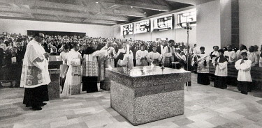 Pfarrer mit MInistranten im Altarraum